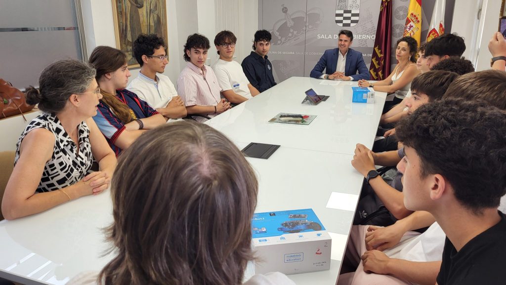 Recepción a alumnado del IES Eduardo Linares Lumeras premiado Foto
